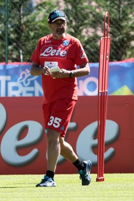 Napoli, berretto e barba incolta: il nuovo look di Sarri