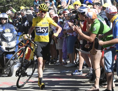 Incredibile al Tour: la maglia gialla Froome sale a piedi!