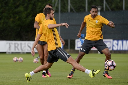 La Juve si allena sotto la pioggia: che grinta Pjanic!