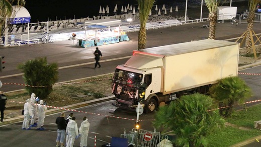 Attacco a Nizza, camion sulla folla: 84 morti, molti bambini coinvolti