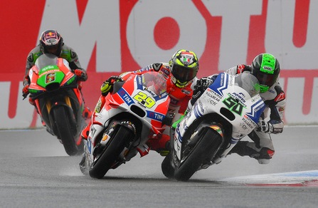 MotoGp, Sachsenring: Iannone primo sotto la pioggia, Rossi quarto