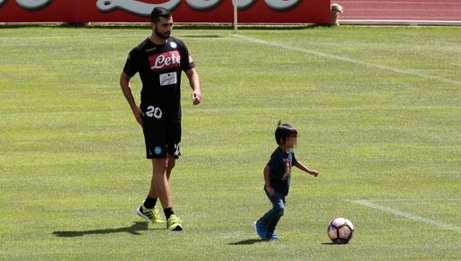 Napoli, Albiol in campo con i figli dopo l'allenamento