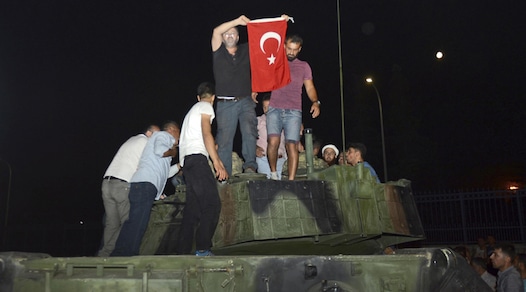 Caos in Turchia, fallito il tentativo di colpo di Stato dei militari