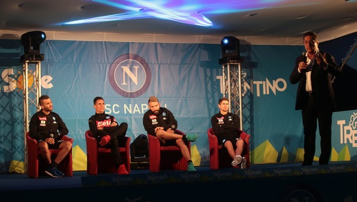 Napoli, bagno di folla a Dimaro per l'incontro tra i giocatori e i tifosi: le immagini