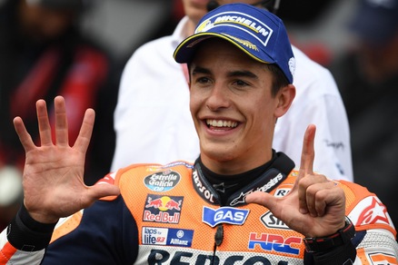 MotoGp, Marquez in vacanza canta a squarciagola