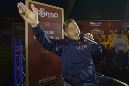Roma, Totti fa festa con i tifosi. E canta Baglioni