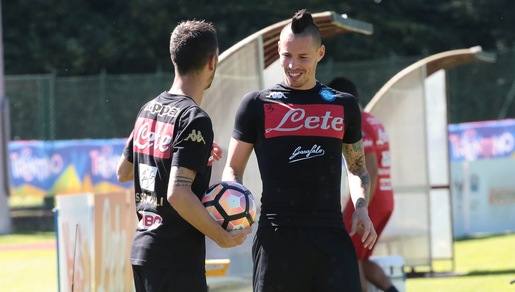 Napoli, primo allenamento di Hamsik a Dimaro: sorrisi e... basket