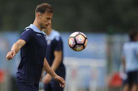 Calciomercato Lazio, Radu: «Vorrei ridare la fascia da capitano a Biglia o Candreva»