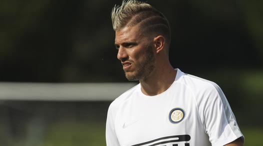 Inter, nuova stagione e nuovo look per Santon: la cresta è bionda!