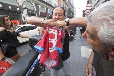 Napoli, tifosi infuriati strappano la maglia di Higuain