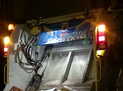 Napoli, foto di Higuain su un camion dei rifiuti