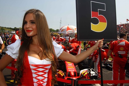 F1, Gp Ungheria: "grid girl" show in pista
