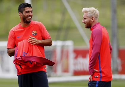 Barcellona, Messi biondo e Suarez scoppia a ridere