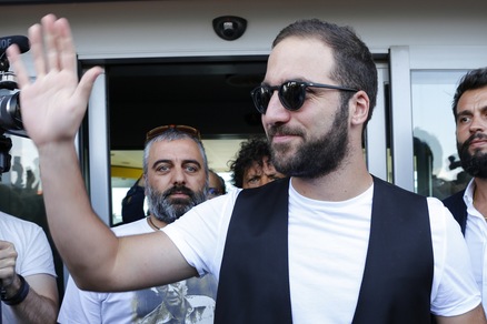 Juventus, ecco Higuain! Ed è subito sciarpa bianconera