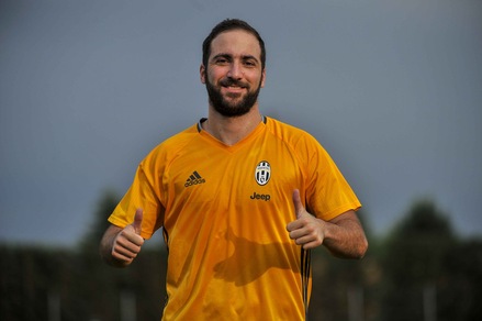 Higuain a Vinovo: primo allenamento con la maglia della Juventus