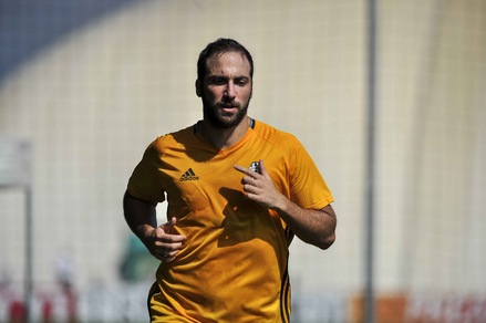 Higuain alla Juve, il fratello scrive su twitter e scoppia la rabbia dei tifosi del Napoli