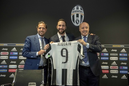 Juventus, presentato Higuain. Primi palleggi allo Stadium