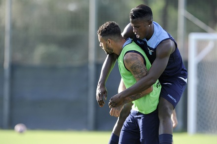 Lazio, Keita scherza con Mauricio in allenamento