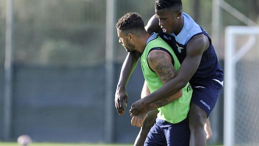 Lazio, Keita scherza con Mauricio in allenamento