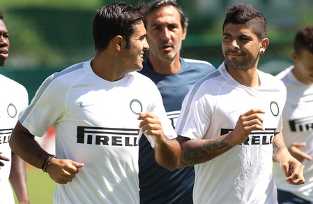 Inter, sguardi di intesa tra Eder e Banega in allenamento