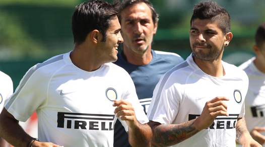 Inter, sguardi di intesa tra Eder e Banega in allenamento