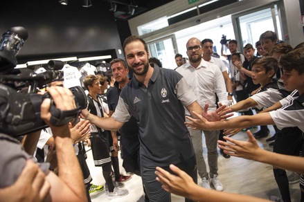 Higuain, parla il papà: «Quando tornerà a Napoli sopporterà i fischi»