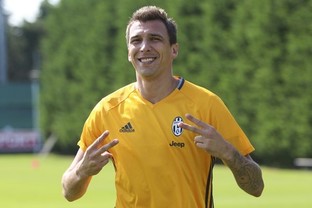 Calciomercato, dalla Spagna: «Anche Mandzukic nella lista del Barcellona»