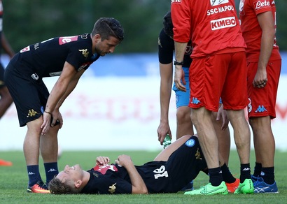 Napoli, Giaccherini ko, Valdifiori va in bici, De Laurentiis firma autografi