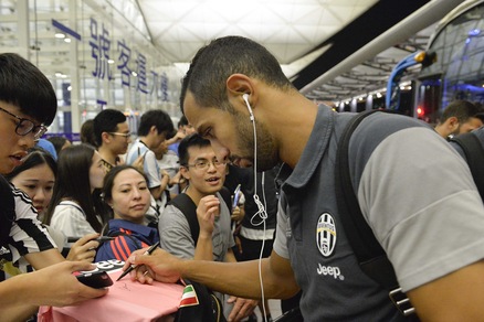 Juventus: bianconeri in partenza per l'Italia, le immagini dall'aeroporto