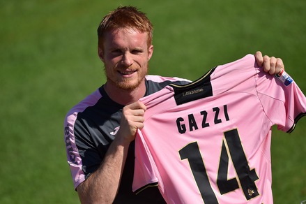 Palermo, Gazzi si presenta: in posa con la maglia rosanero
