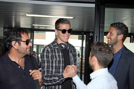 Roma, Szczesny sbarca a Fiumicino: che look!