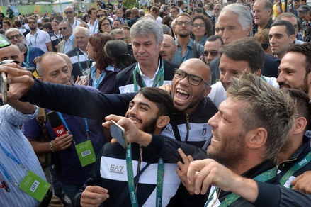 Olimpiadi, parte l'avventura Italia. Renzi: «Roma 2024 è in pole»