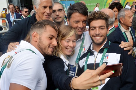 Rio 2016, Renzi al Villaggio Olimpico: selfie con gli atleti