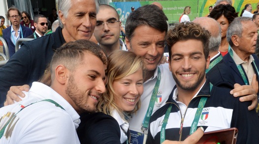 Rio 2016, Renzi al Villaggio Olimpico: selfie con gli atleti