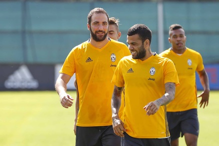 Higuain, strano video per Dani Alves: «È stato un piacere giocare con te»