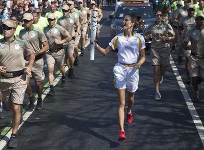 Rio 2016, Alessandra Ambrosio sexy tedofora