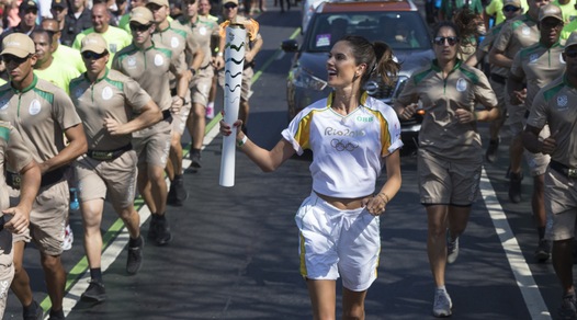 Rio 2016, Alessandra Ambrosio sexy tedofora