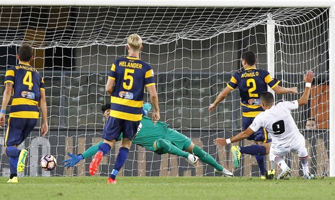 Coppa Italia, Verona, decide Ganz: adesso c'è il Crotone. Foggia out a testa alta