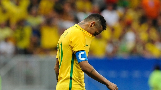 Brasile: Zico, bordate a Neymar. «Non è degno di essere il capitano»