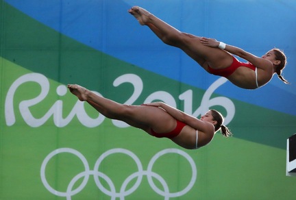 Tuffi, Oliveira porta il ragazzo in camera e caccia la collega
