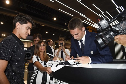 Juventus, i tifosi bianconeri scoprono Pjaca tra autografi e selfie
