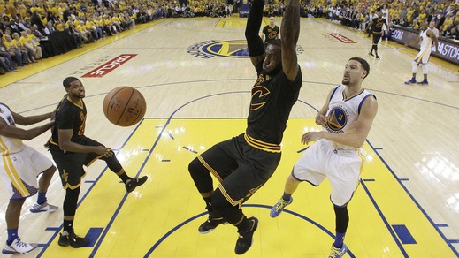 Basket NBA, James rinnova: 100 milioni