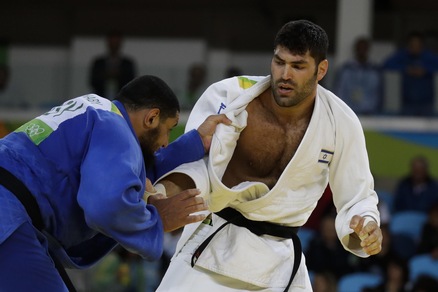Rio 2016, judoka egiziano non stringe la mano all'avversario israeliano