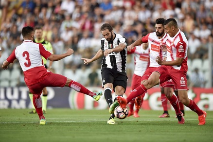 Juventus-Espanyol 2-2: Higuain in ombra, la stella è Dybala