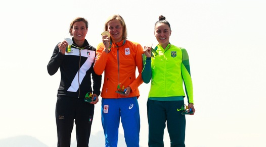 Nuoto, 10 km: argento per l'azzurra Bruni con dedica: «È per la mia compagna»