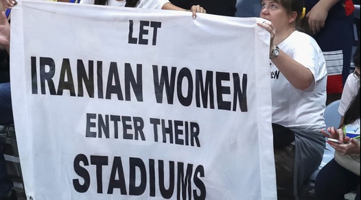 Rio 2016, striscione durante match di pallavolo: «Donne iraniane, tifate!»