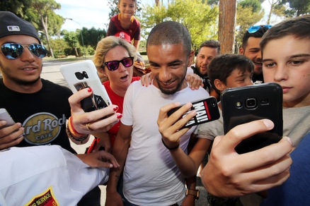 Roma, Bruno Peres a Villa Stuart: l'abbraccio dei tifosi