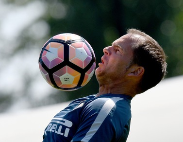 Frank De Boer, che palleggi in allenamento con l'Inter