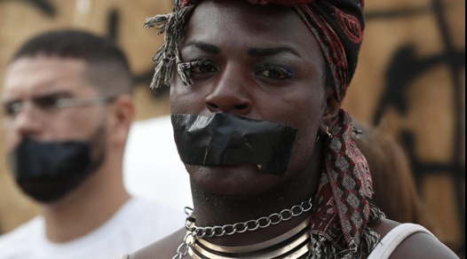 Rio, in catene e bavagli per protestare contro l'Olimpiade