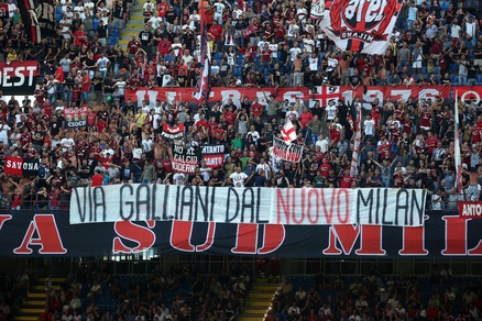 Milan, San Siro applaude Mihajlovic e la Curva Sud contesta Galliani